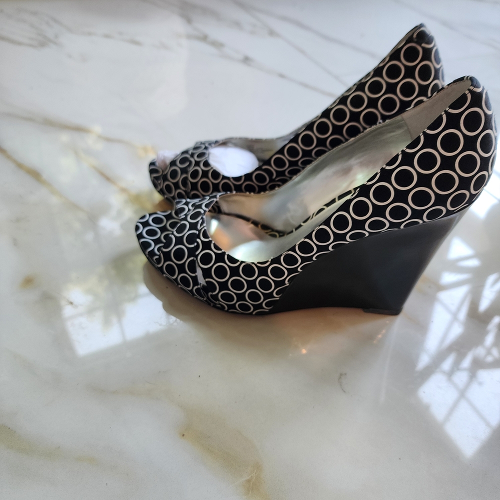 Jessica Simpson Black and White Geometric Wedges
